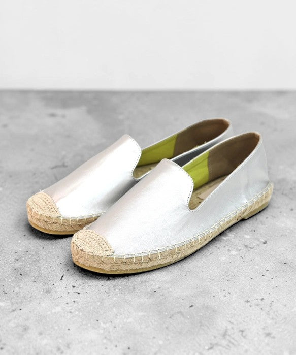 Müheloser Sommerkomfort: Handgefertigter, atmungsaktiver Jute-Slipper in Silber