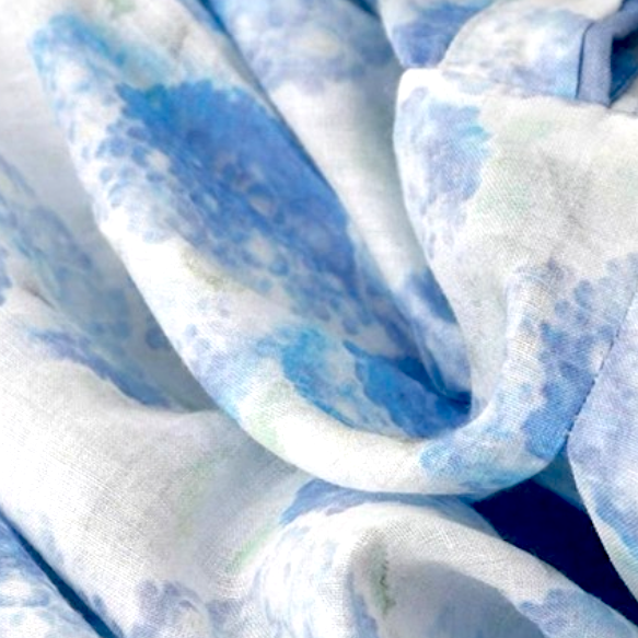 Die Hortensienbrise: Handgefertigtes Kleid aus Baumwoll-Leinen in ruhigem Blau