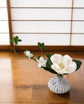 Die Japandi-Pracht: Hochwertiges handgefertigtes Ikebana-Arrangement aus künstlicher Magnolie und Zweigen