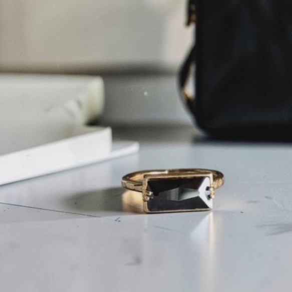 The Urban Eclipse: Handgehämmerter Ring aus reinem Messing und schwarzen Diamantkristallen