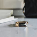 The Urban Eclipse: Handgehämmerter Ring aus reinem Messing und schwarzen Diamantkristallen
