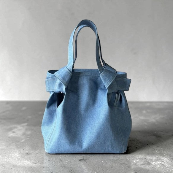 Der Bote der Serendipität: Maßgeschneiderte, handgefärbte Artisan Denim Couture Tote