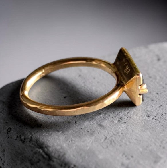 The Urban Eclipse: Handgehämmerter Ring aus reinem Messing und schwarzen Diamantkristallen