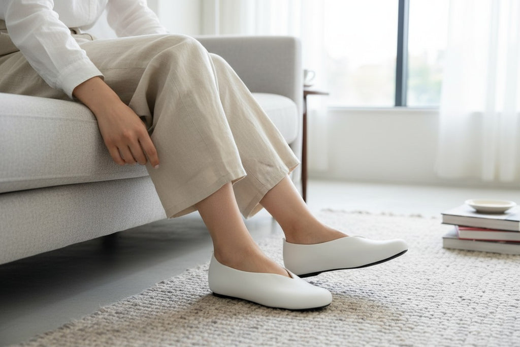 Die Architektur der Eleganz: Maßgeschneiderte V-Cut Flanell- & Leinen-Komfortschuhe