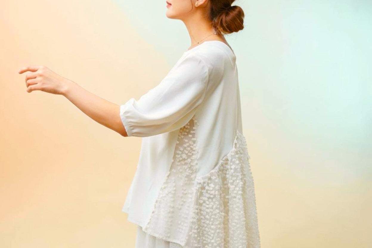 Die Eleganz der Wende : Elegante, pflegeleichte Bluse für reife Frauen mit getufteter Spitzenverzierung