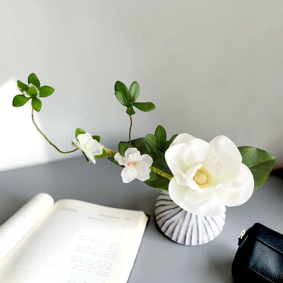 Die Japandi-Pracht: Hochwertiges handgefertigtes Ikebana-Arrangement aus künstlicher Magnolie und Zweigen