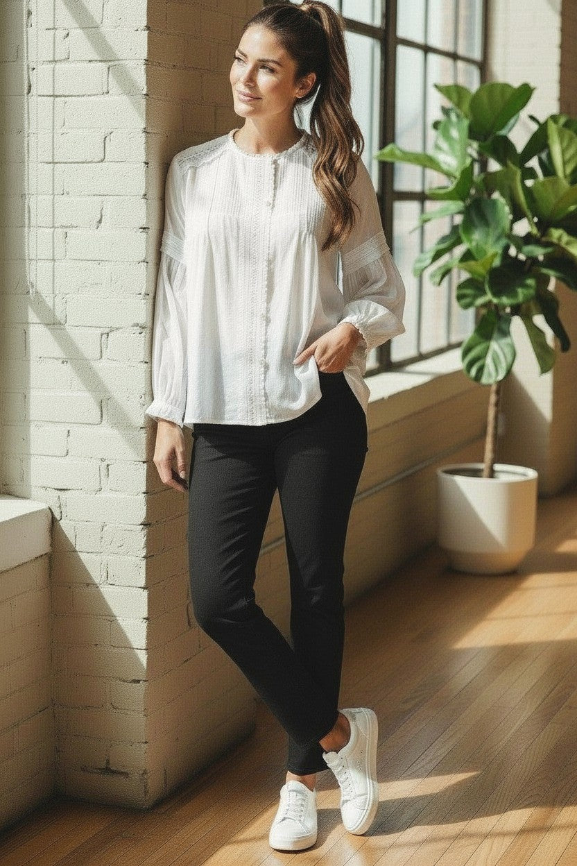 Mühelose Eleganz: Handgefertigte Pintuck & Spitze Bluse aus weißem Leinen