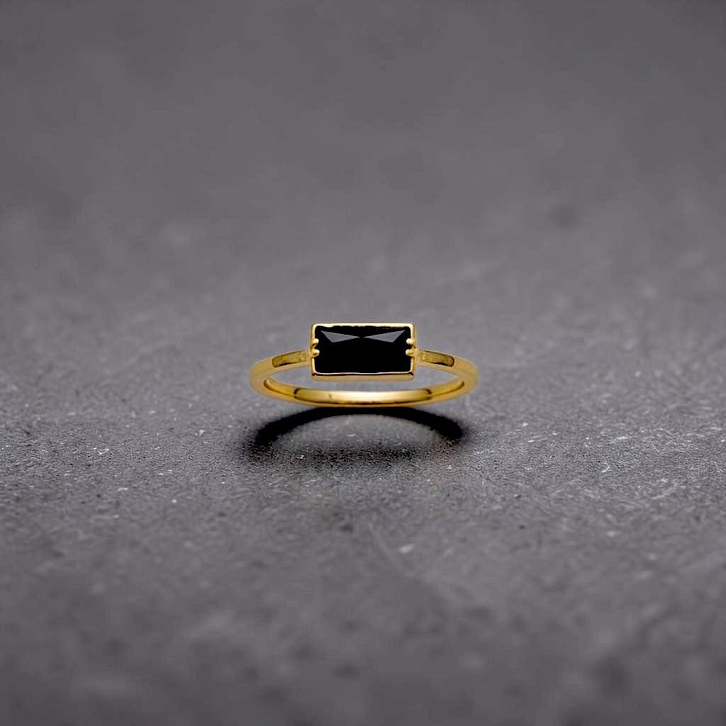 The Urban Eclipse: Handgehämmerter Ring aus reinem Messing und schwarzen Diamantkristallen