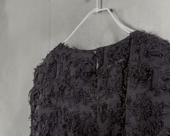 Jenseits von Prêt-à-porter: Ein Meisterwerk der texturalen Haute Couture