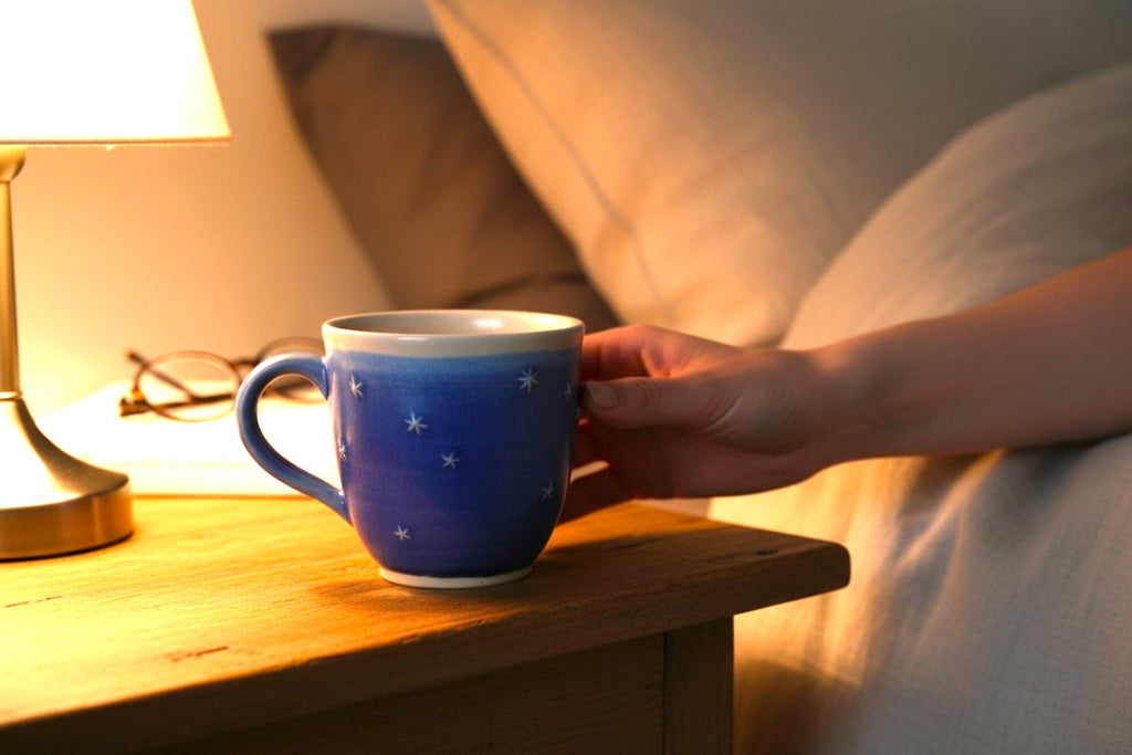 My Starlight: Eine einzigartige, von Hand gefertigte Keramik-Tasse, umfangen vom Nachthimmel mit Sichelmond