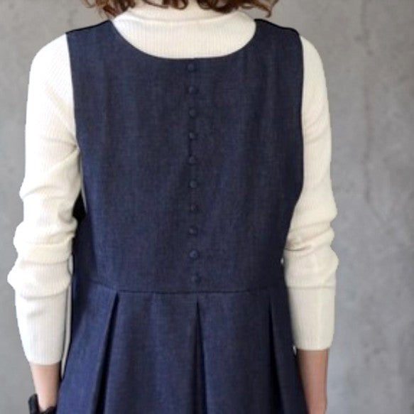 Strukturierte Fluidität: Beidseitig tragbares Kurumi-Knopf-Kleid aus Kojima-Denim