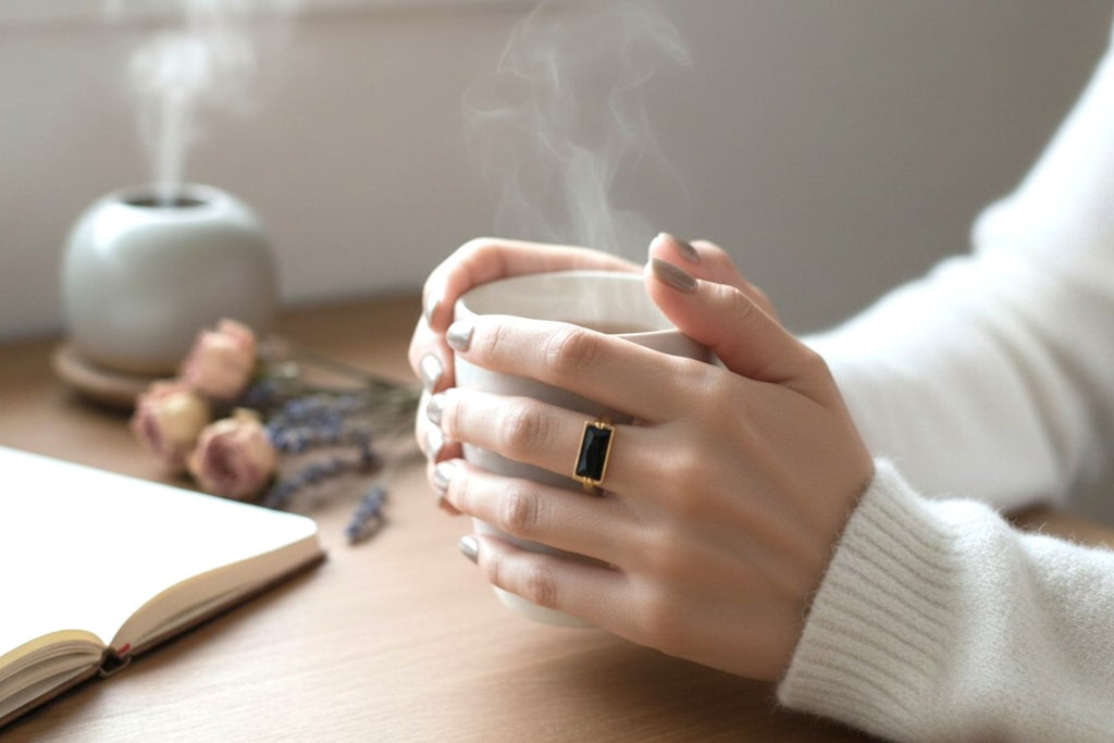 The Urban Eclipse: Handgehämmerter Ring aus reinem Messing und schwarzen Diamantkristallen