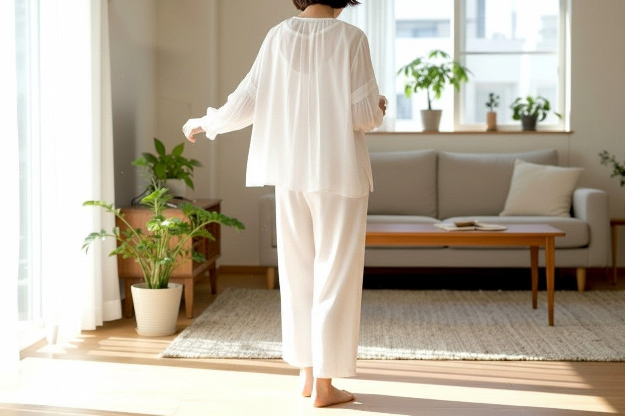 Mühelose Eleganz: Handgefertigte Pintuck & Spitze Bluse aus weißem Leinen