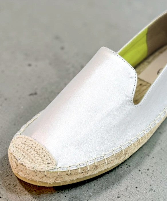 Müheloser Sommerkomfort: Handgefertigter, atmungsaktiver Jute-Slipper in Silber