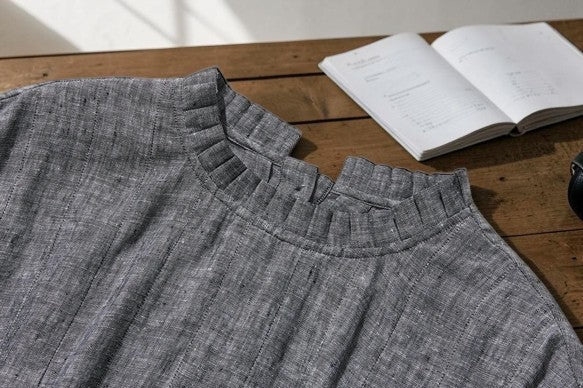 Das elegante Chambray: Handgefertigtes plissiertes Kleid aus 100 % japanischem Leinen