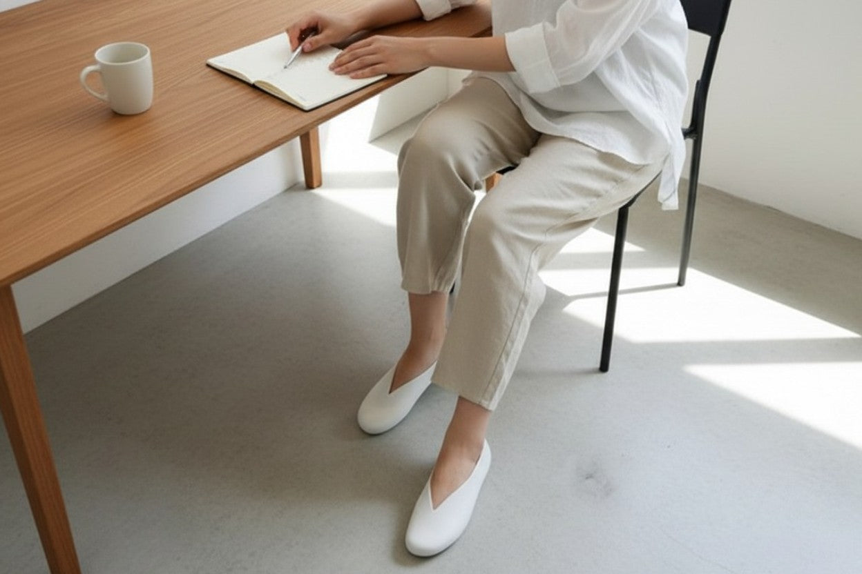 Die Architektur der Eleganz: Maßgeschneiderte V-Cut Flanell- & Leinen-Komfortschuhe